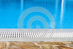 Edge of the swimming pool overflow