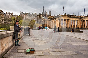 Edinburgh street bagpiper