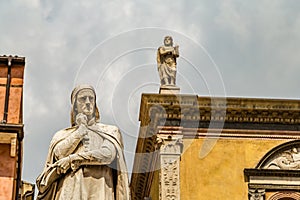 EDITORIAL  Dante in Piazza dei Signori in Verona