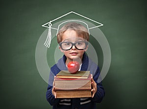 Bambino che tiene pila di libri con malta bordo di gesso disegno sulla lavagna concetto per la formazione universitaria e le aspirazioni future.