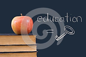 Formazione scolastica chiave scritto sul lavagna mela 