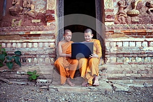 Education of Novice monk Buddhism using laptop learning with fri