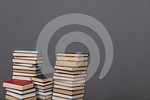 Vzdelanie veda stoh z knihy v knižnica na šedá 