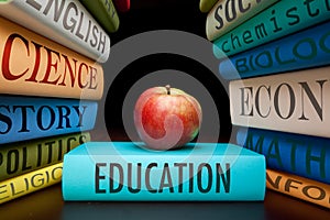Di studio di istruzione libri con il testo di apprendimento la costruzione di conoscenze a scuola o dell'università, con sano apple 