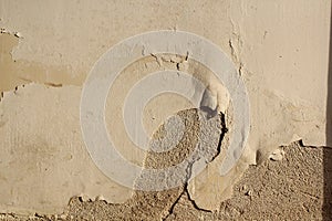 Effect of ascensional humidity on plaster