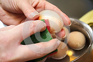 Egg bleaching procedure with vinegar