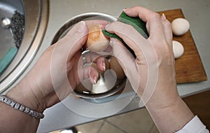 Egg bleaching procedure with vinegar