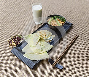 Egg cake, roughage steamed bread and side dishes breakfast set meal