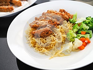 Egg noodles with fried chicken and vegetables