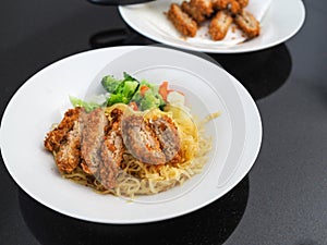 Egg noodles with fried chicken and vegetables