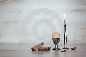 Egg in the pastern on a light