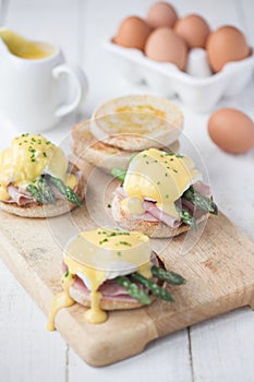 Eggs Benedict with ham & asparagus