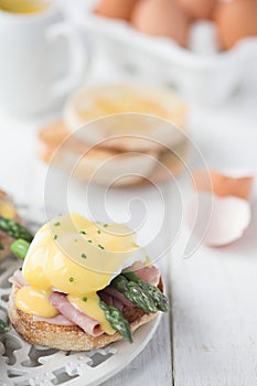 Eggs Benedict with ham & asparagus