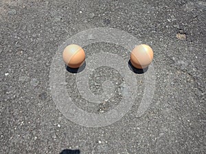 Eggs that can stand upright and their shadows are erect and rarely occur