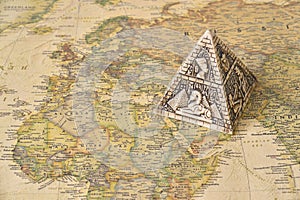 Egypt pyramid on map