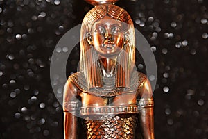 Egiziano dea sul nero. egiziano dea cerchio su di lei Testa 