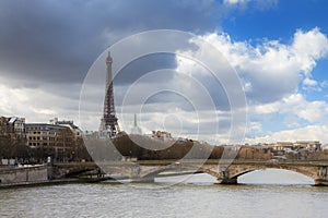 Eifeltower Seine in spring with clouds