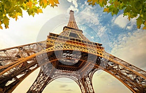La Torre en París Francia dorado la luz rayos 