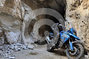 Ein blauer bautrockner steht in einem kellerraum vor einer kalksandsteinwand. Generative AI