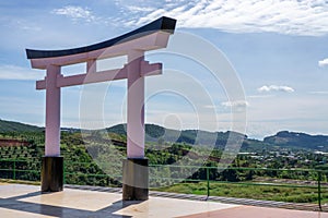 Ein nachgebautes Japanisches Torii mit Aussicht auf Kaffee- und Teeplantagen auf der Terasse des Me Linh Cafes in Da Lat, Vietnam photo