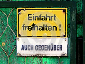 Einfahrt freihalten! Auch gegenüber. Keep the entrance clear. Weathered Sign