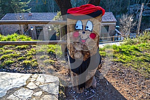 El caga tiÃ³ or el tiÃ³ de nadal. El TiÃ³ de Mura. Catalan Christmas tradition consisting of asking for gifts from a wooden log.