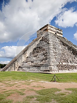 El Castillo pyramid in the ancient mayan ruins of Chichen Itza, Yucatan peninsula Mexico