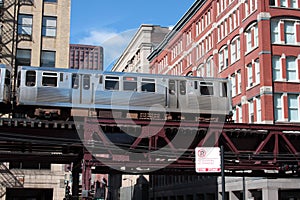 El. Overhead commuter train in Chicago