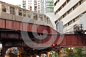 EL train on the turn