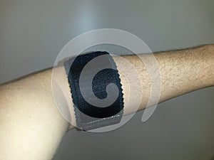 Elbow brace black for reduce pain after injury