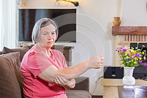 Elbow pain in an handâ€™s elderly person