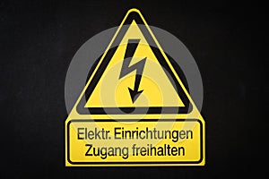 Elctricity warning sign with flash symbol german: Elektrische E