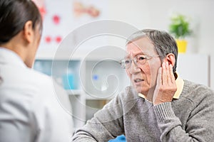 Elder patient feel earaches