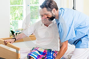Più vecchio cura infermiera aiutiamo girare sedie sul un letto 