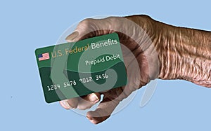 Starší občané plechovka dostat federální dávky v formulář z debet karta. federální dávky sociální, 