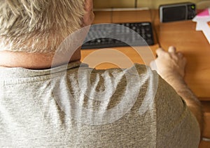 Starší muž používá počítač myš na invalidní trénink důchodci na na osobní počítač 