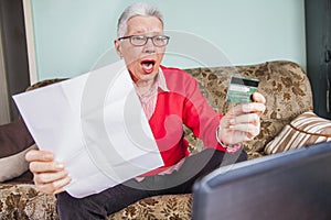 Starý žena šokovaný podľa jej úver karta účet 