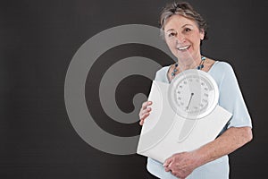 Starší dáma váhy starší žena izolované na bílém pozadí 