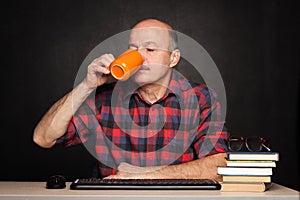 elderly man drinking coffee during the break. Rest of the study, a break in the classroom