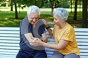 Elderly man got injured arm during stroll with wife outdoor