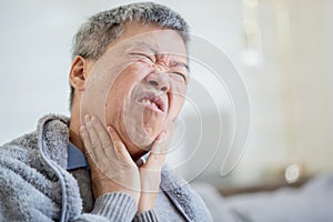 Elderly man has sore throat