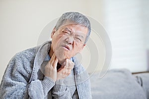 Elderly man has sore throat