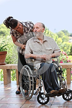 Più vecchio uomo fuori a piedi sedia a rotelle 