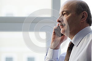 Elderly man in a tie carefully listen to the interlocutor on the