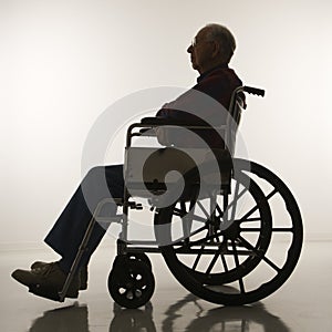 Starší muž v invalidní vozík 