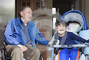 Starší muž v invalidní vozík invalidní chlapec 
