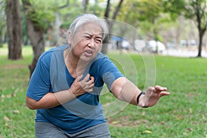 Elderly people have difficulty breathing and have chest pain from heart disease