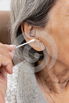 Più vecchio una donna pulizia orecchio cotone tampone. igiene orecchie 
