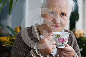 Staršie žena pohár z čaj 