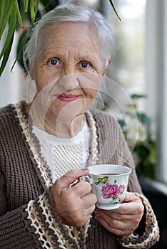 Starší žena pohár z čaj 